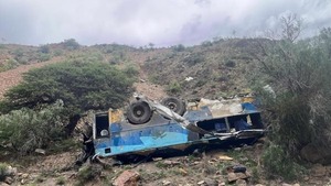 Tragedia en Bolivia: 28 muertos tras caída de bus a un precipicio - Unicanal