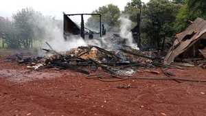 Voraz incendio reduce a cenizas un galpón en Obligado, causando importantes pérdidas