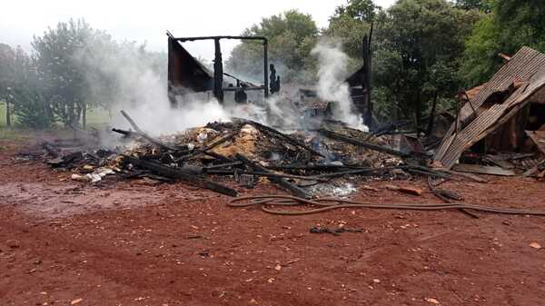 Voraz incendio reduce a cenizas un galpón en Obligado, causando importantes pérdidas