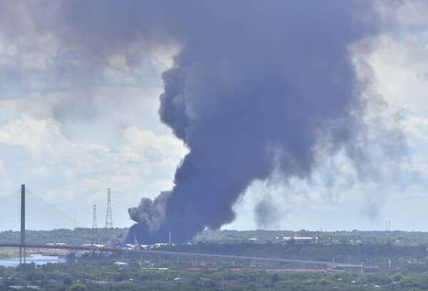 Incendio en Puerto Fénix: Essap garantiza que agua es segura para el consumo - Nacionales - ABC Color