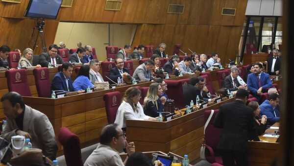 Cámara de Diputados acepta renuncia de Orlando Arévalo tras escándalo por chats con Lalo Gomes