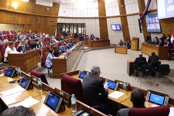 Diputados aceptan renuncia de Orlando Arévalo y jura Saúl González en reemplazo - .::Agencia IP::.