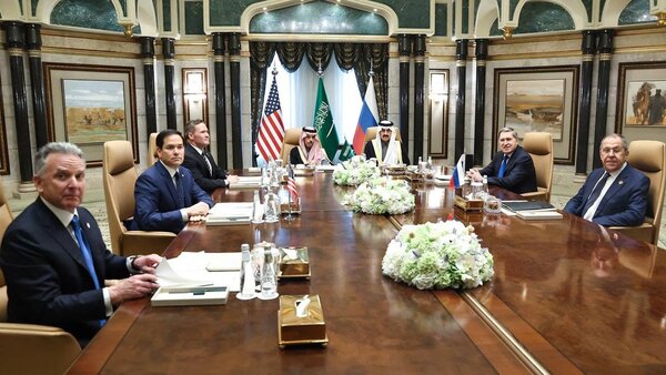 EE.UU. y Rusia acuerdan "trabajar en una vía" para poner fin a la guerra en Ucrania - 1000 Noticias