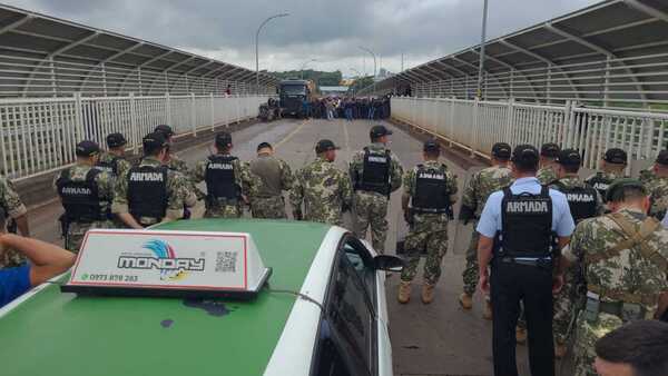 Paseros brasileños bloquean Puente de la Amistad y desatan caos en el tránsito