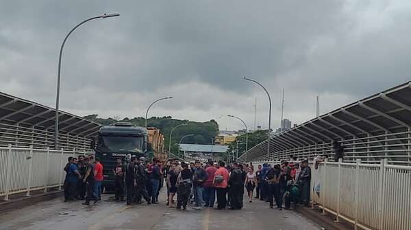 Manifestación en el Puente de la Amistad generó embotellamiento - ABC en el Este - ABC Color