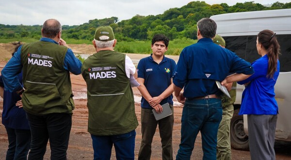 Mades verifica situación en depósito de neumáticos incendiado en Puerto Fénix - .::Agencia IP::.