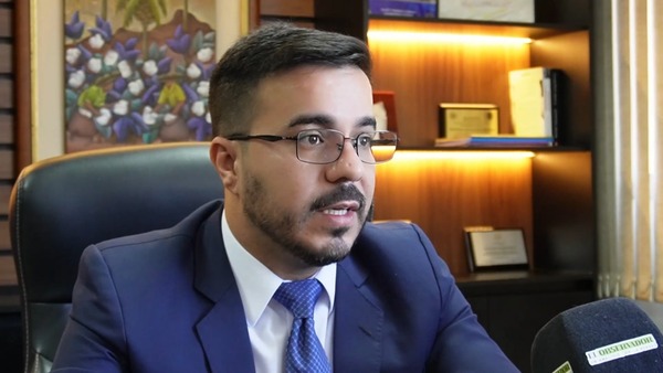 Por planteo de incidentes dilatorios citan a acusada y abogado a audiencia disciplinaria