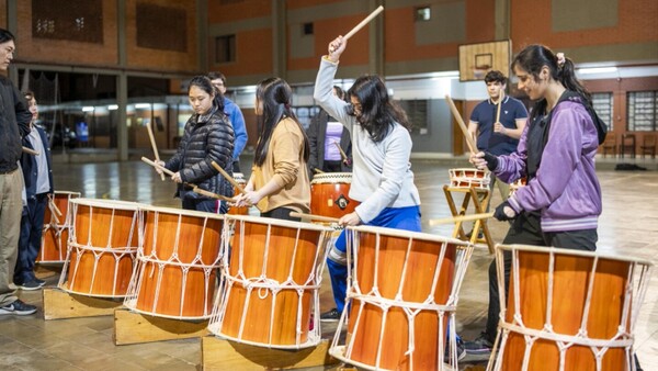 Con su ritmo, el taiko divierte y fortalece el cuerpo y la mente