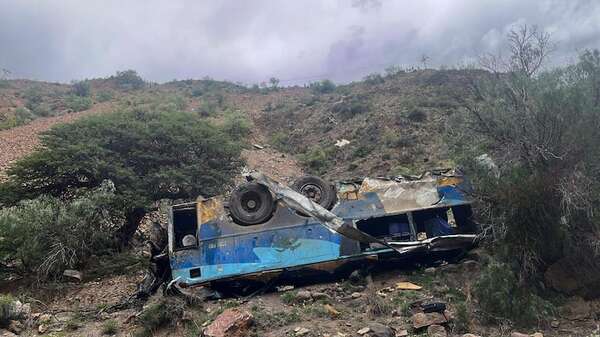 Bus cae en un barranco en Bolivia: confirman 28 fallecidos y 20 heridos - Mundo - ABC Color