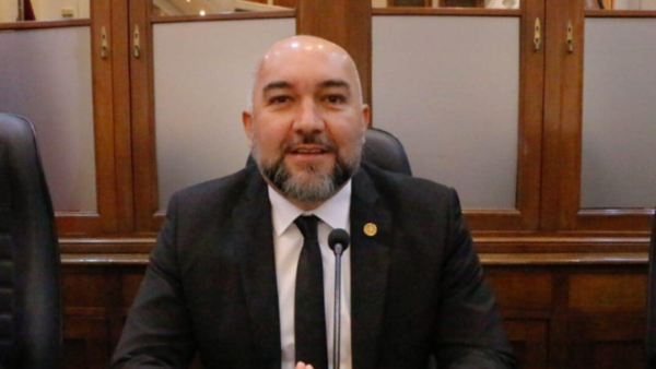 Aceptan renuncia de Orlando Arévalo por unanimidad
