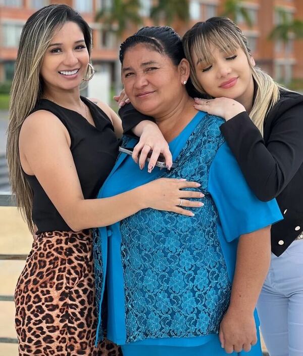 Marilina y Mariela Bogado, emocionadas en el cumpleaños de doña Saturnina - Gente - ABC Color