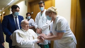 El Vaticano confirmó que el papa Francisco tiene neumonía
