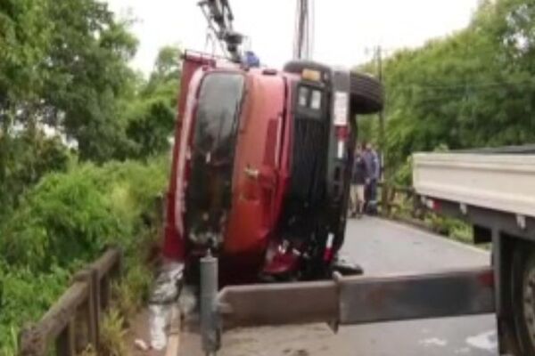 Camión tumba cae de un puente en Ypané - SNT