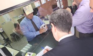 Entregan copias de chats de “Lalo” a Óscar Tuma