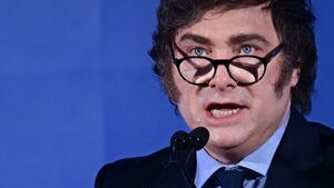 Milei vuelve a arremeter contra las cantantes Lali Espósito y María Becerra