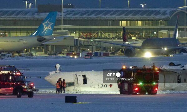 Avión volcó con el techo al suelo al aterrizar en Toronto, dejando 18 heridos