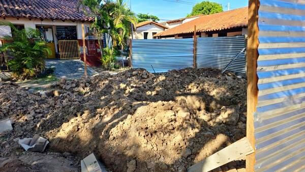 Constructora deja sin baños a niños y pone en riesgo arranque de clases en escuela luqueña •