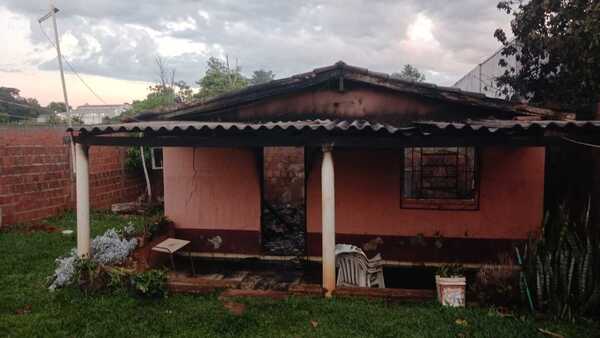 Fuego arrasa con una vivienda en Pedro Juan Caballero
