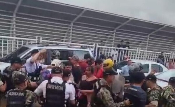 Protesta de mototaxistas termina en enfrentamientos en el Puente de la Amistad