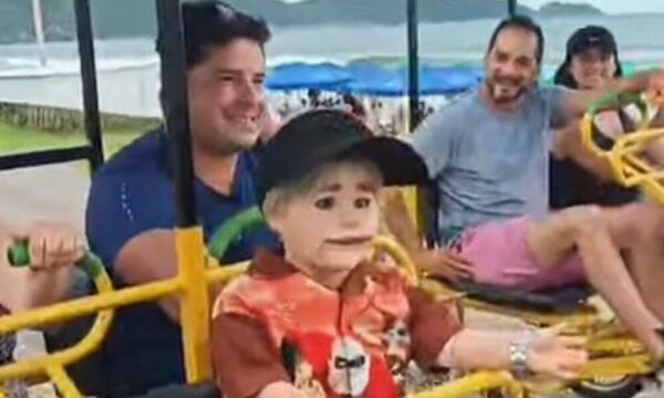 “Cachito” se fue de vacaciones y es la sensación en las playas del Brasil