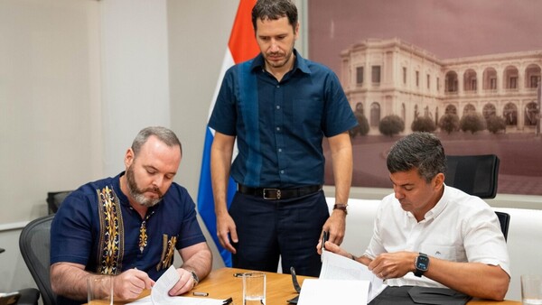 Santiago Peña firma el decreto que reglamenta la ley de créditos de carbono