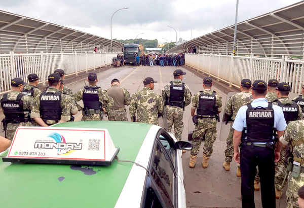 Motociclistas protestaron contra la Receita Federal y bloquearon Puente de la Amistad - La Clave