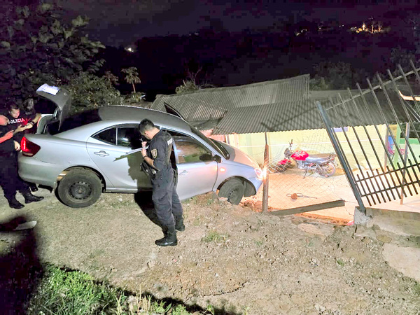Intento de robo a local comercial termina en persecución, tiroteo e incautación de un auto - La Clave