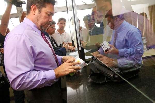Familia de Lalo Gomes entregará copias de chats a los medios, pero bajo contrato - Política - ABC Color