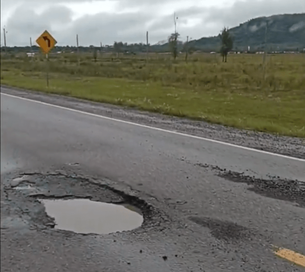 Bache en la ruta Paraguarí-Villarrica deja a más de 10 vehículos dañados