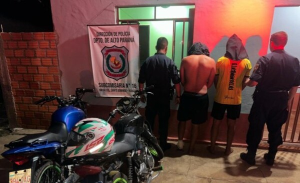 Presuntos robamotos aprehendidos tras persecución y balacera