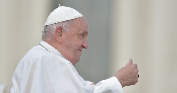 La Nación / "El papa respira solo. Su corazón resiste muy bien", tranquiliza el Vaticano