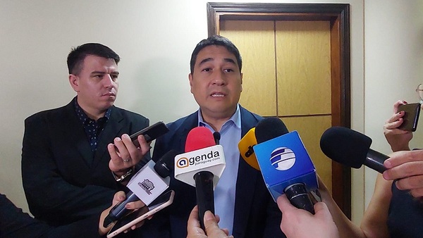 Senador critica a Rolón Fernández por no concurrir ante el Congreso