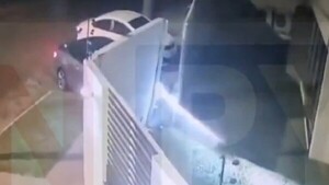 Político colorado ebrio choca contra un auto, una casa y agrede al dueño en Asunción