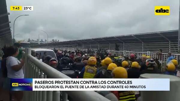Video: Paseros bloquean Puente de la Amistad en protesta contra los controles  - ABC TV - ABC Color
