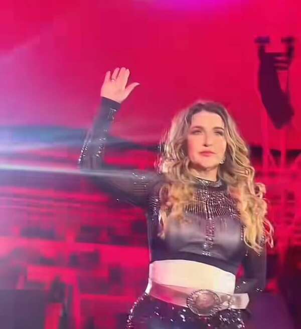 Alicia Villarreal hizo una señal de auxilio en pleno concierto - Gente - ABC Color