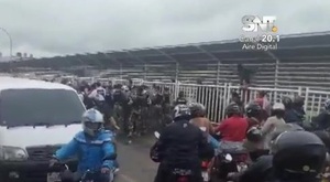 Mototaxistas bloquean el Puente de la Amistad en protesta por controles brasileños - SNT