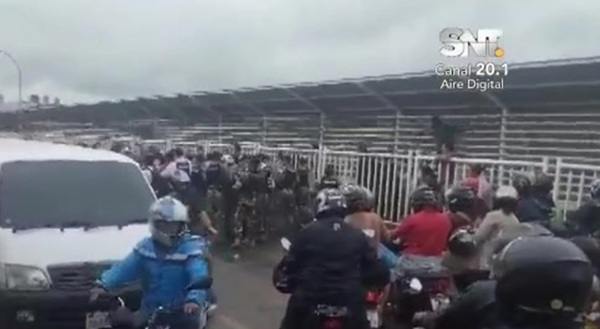 Mototaxistas bloquean el Puente de la Amistad en protesta por controles brasileños - SNT