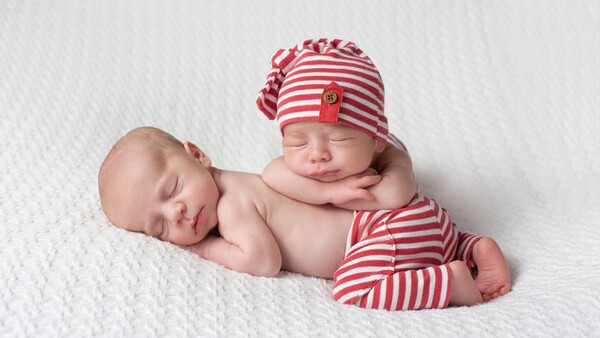 Hijos mellizos: Pediatra recomienda no vestirlos igual y puedan “individualizarse”