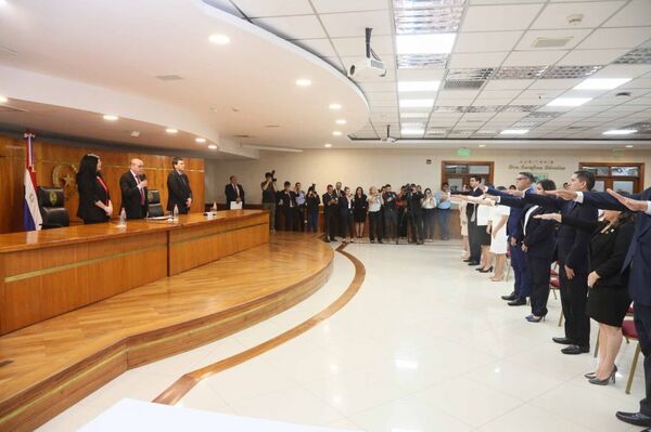 Autoridades judiciales tomaron juramento a 12 magistrados