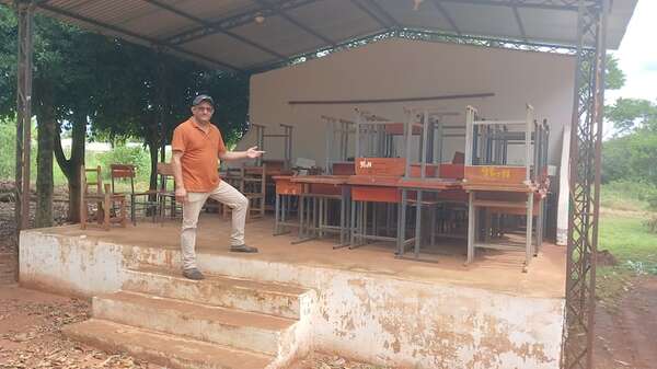 Alumnos de escuela y colegio rural seguirán recibiendo clases bajo árboles y en el escenario de la institución - Nacionales - ABC Color
