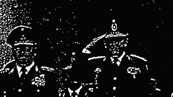 Película revive los efusivos discursos de fanáticos del régimen