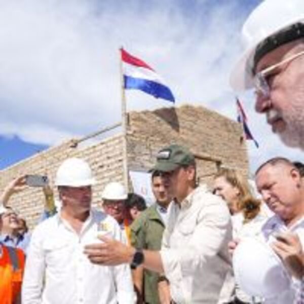 Presidente Peña verifica avance en la construcción de 100 viviendas para familias pilarenses :: Presidencia de la República del Paraguay