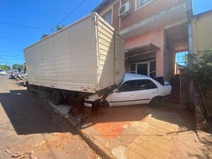 Accidente de tránsito en pleno centro de Encarnación: camión aplasta automóvil, sin víctimas que lamentar