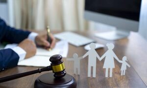Abogados regalarán a mamis notificaciones para papis que no pasen por la “leche”