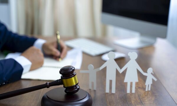 Abogados regalarán a mamis notificaciones para papis que no pasen por la “leche”