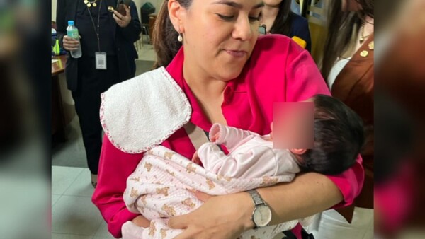 Con su beba en brazos, diputada acudió a sesión del Congreso