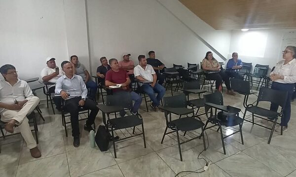Capacitan a funcionarios municipales para socializar ampliación de la Avda. Monday