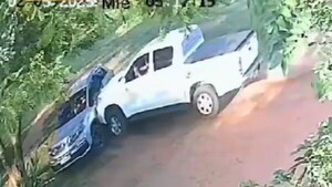 Camioneta impacta de forma violenta contra un automóvil en J. Augusto Saldívar