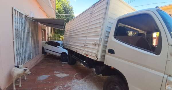 La Nación / Camión se quedó sin frenos, aplastó un vehículo y terminó contra peluquería en Encarnación