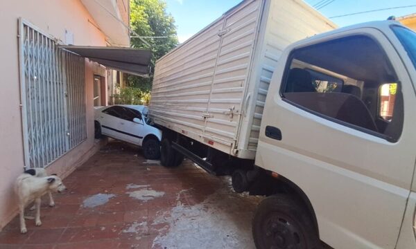 (Video) Camión sin frenos aplastó un auto y fue a parar por una peluquería